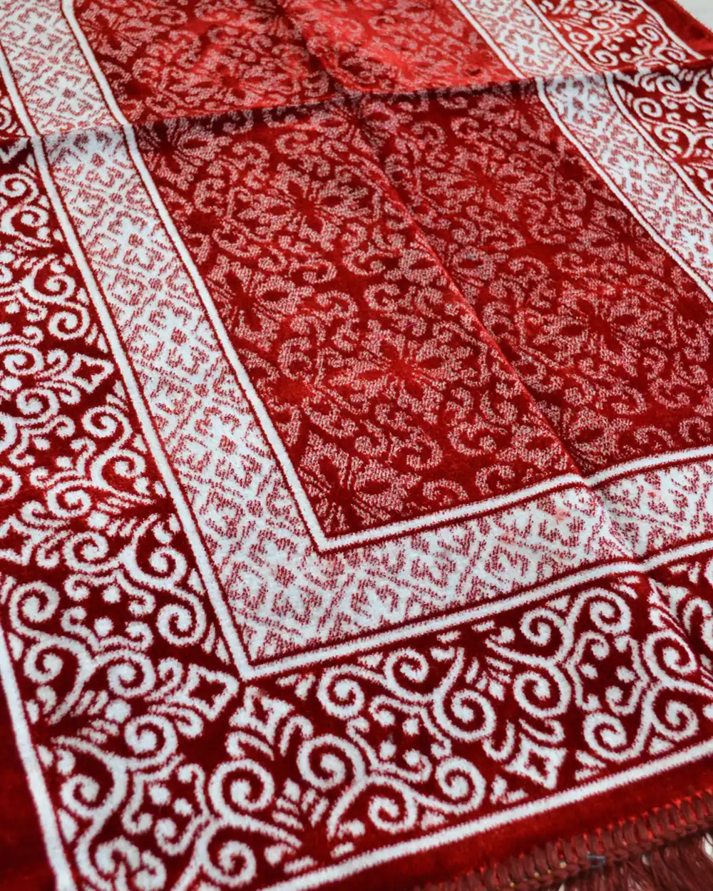 Kırmızı Kadife Seccade - Yumuşak ve Konforlu (70x110 cm) | Kalın Namazlık Hediye
