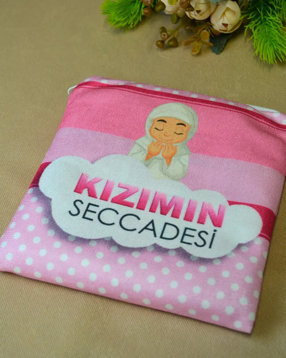 Kızımın Seccadesi Pembe – Fermuarlı Çanta Hediyeli Çocuk Namazlığı