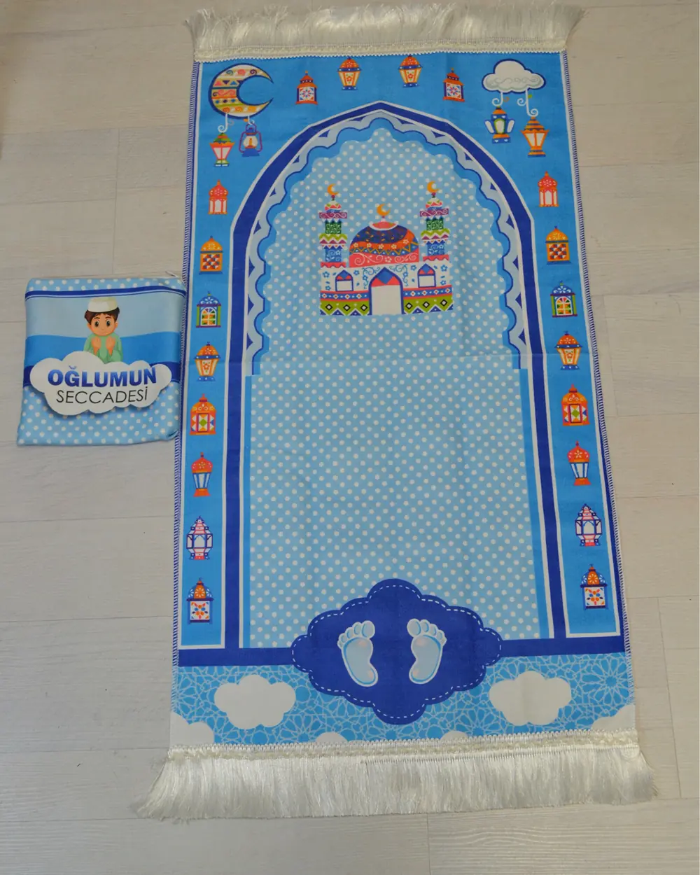 Oğlumun Seccadesi (Mavi) – Pratik Fermuarlı Çantalı Çocuk Namazlığı