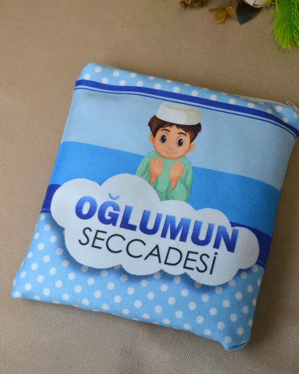 Oğlumun Seccadesi (Mavi) – Pratik Fermuarlı Çantalı Çocuk Namazlığı