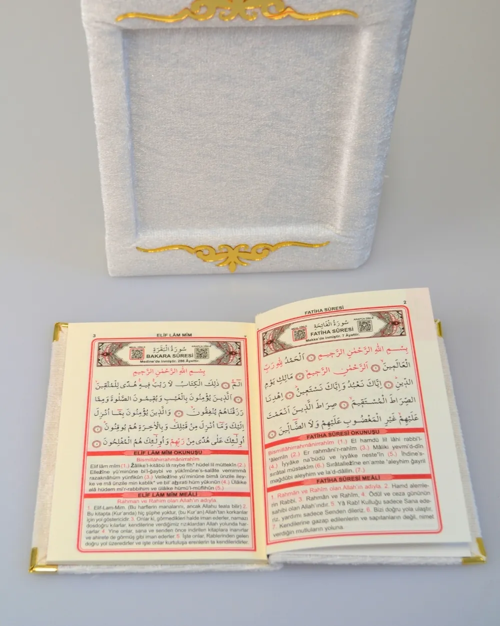 Pleksi Süslemeli Yasin Kitapçıklı Kuran-ı Kerim Seti - Beyaz Kadife Kaplı Hediyelik Set