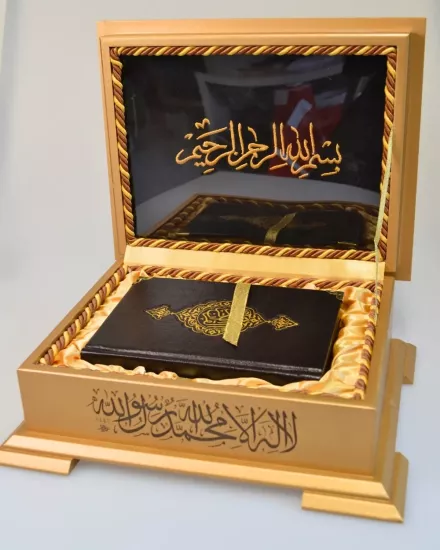 Ahşap Kutulu Besmele İşlemeli Çanta Boy Kuran-ı Kerim Seti | Nakışlı Kadife Kaplı Hediyelik Set