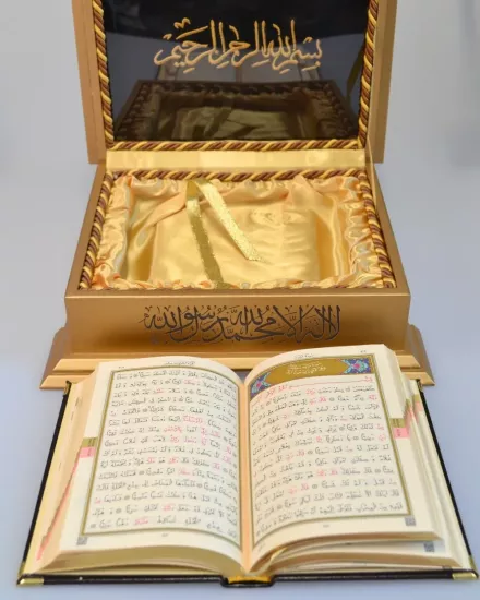 Ahşap Kutulu Besmele İşlemeli Çanta Boy Kuran-ı Kerim Seti | Nakışlı Kadife Kaplı Hediyelik Set