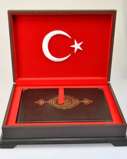 Ahşap Kutulu Nakışlı Türk Bayraklı Orta Boy Kuran-ı Kerim Set
